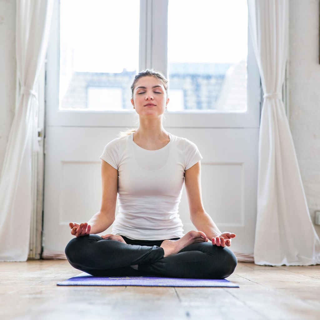 meditation-frau-schneidersitz-getty-650163151.jpg