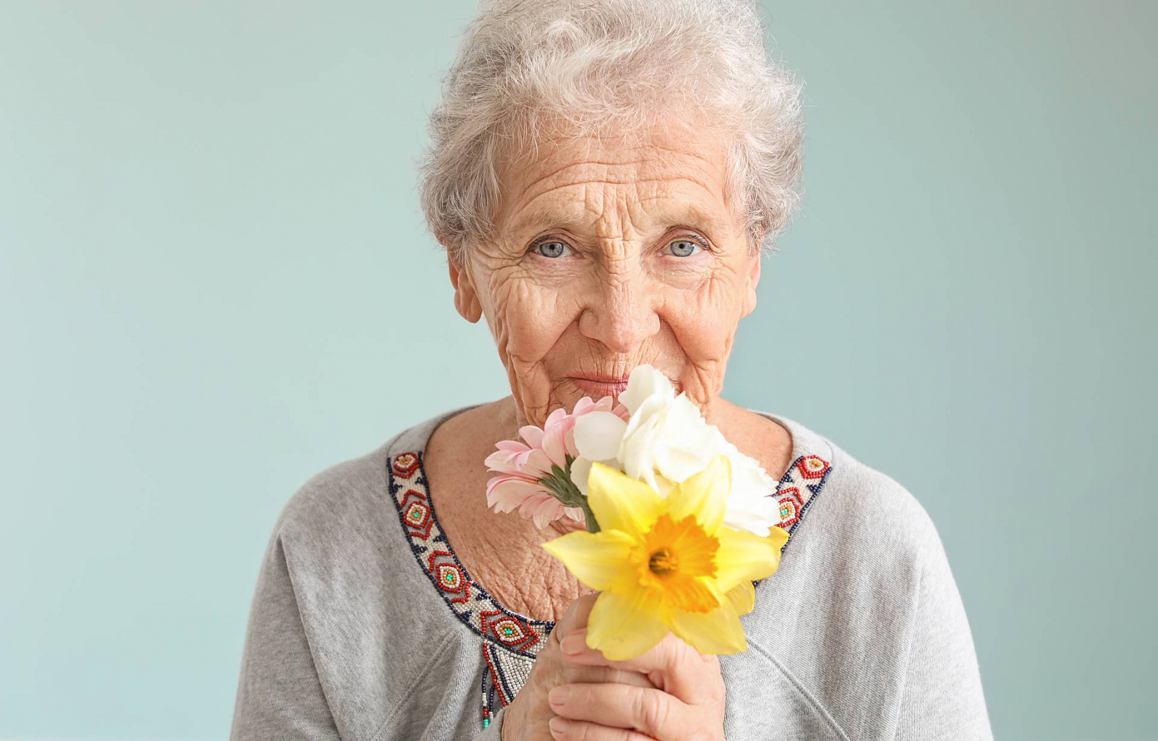 Пожилая женщина с цветами